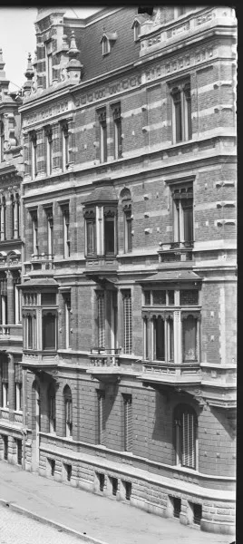 Afbeelding uit: 1897. Deze uitsnede toont de oorspronkelijke gevel aan de Weteringschans. Links nummer 255; er was nog geen nummer 257, de ingang van dat huis was om de hoek.