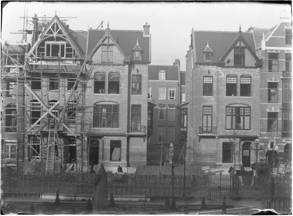Afbeelding uit: november 1896. De huizen nog in aanbouw.
Bron afbeelding: SAA, bestand 010019000937.