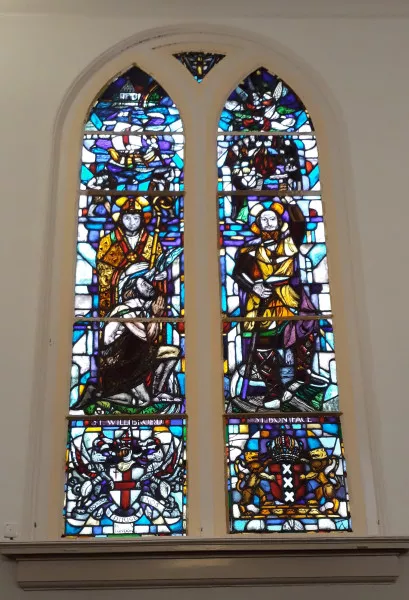 Afbeelding uit: september 2018. Gebrandschilderd raam met Willibrordus en Bonifatius, twee heiligen die van de Britse eilanden het geloof in de Lage Landen kwamen verspreiden.