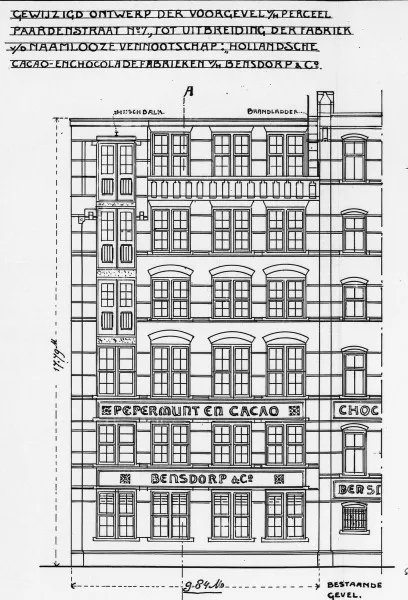 Afbeelding uit: 1904. Gewijzigd ontwerp met een balkon op de bovenste verdieping, ingediend enkele maanden na het eerste plan.
Bron afbeelding: SAA, bestand 5221BT900459.