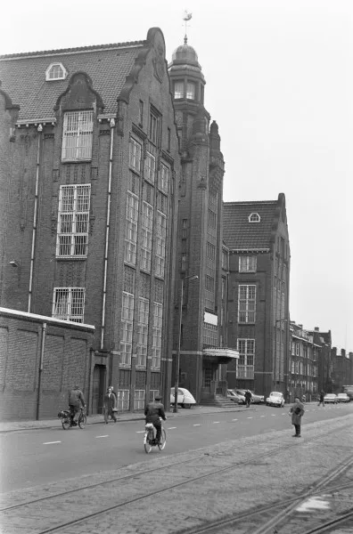 Afbeelding uit: januari 1969. Nog met muur tussen het 'hotel' en het voormalige ontsmettingsgebouw.
