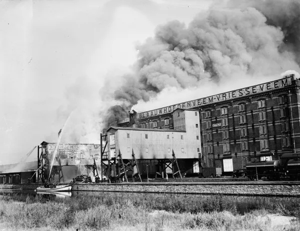 Afbeelding uit: september 1948. De brand in 1948.