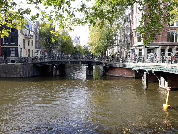 Afbeelding uit: oktober 2018. Rechts brug 20 over de Herengracht, links brug 21 over de Leliegracht.