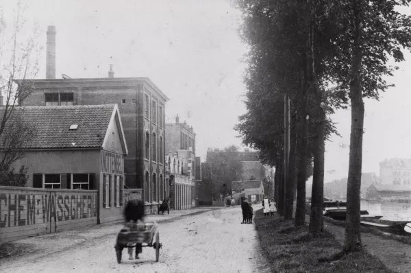 Afbeelding uit: circa 1906. Het gebouwtje links, destijds de benzinewasserij, werd in 1907 vervangen door een groter pand waarvan nu de gevels nog resteren.