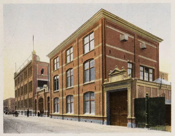 Afbeelding uit: 1922. Rechts het door Hamer ontworpen pand, links een uitbreiding van Bakker uit 1907.
Bron afbeelding: SAA, bestand 010194001748.