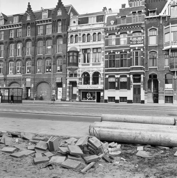 Afbeelding uit: oktober 1979. Links van het huis stond in 1979 nog een voormalige melkfabriek (gekraakt, bekend als de Grote Wetering).