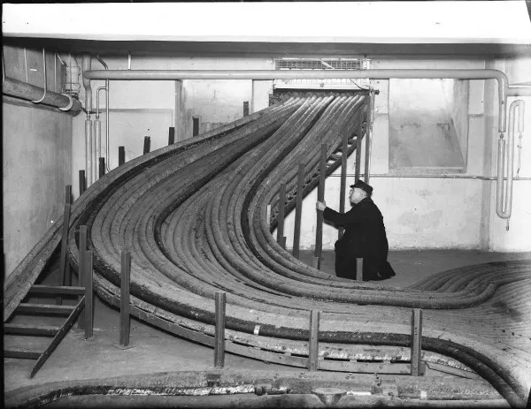 Afbeelding uit: oktober 1946. Dikke bundels van kabels komen de centrale binnen.