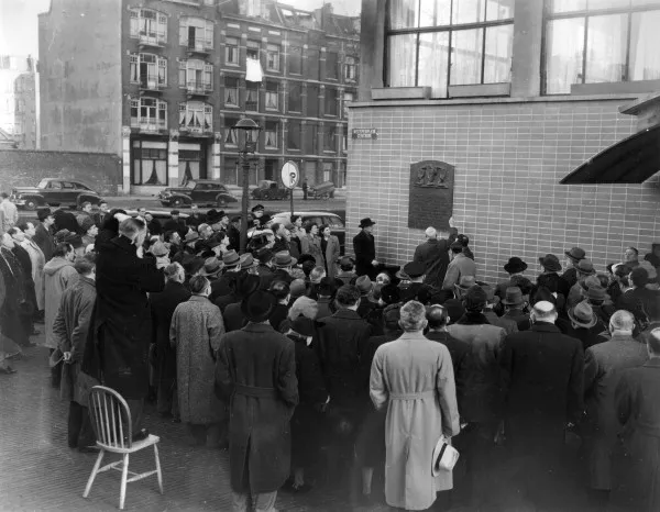 Afbeelding uit: januari 1951. Onthulling van de plaquette door wethouder A. in 't Veld.