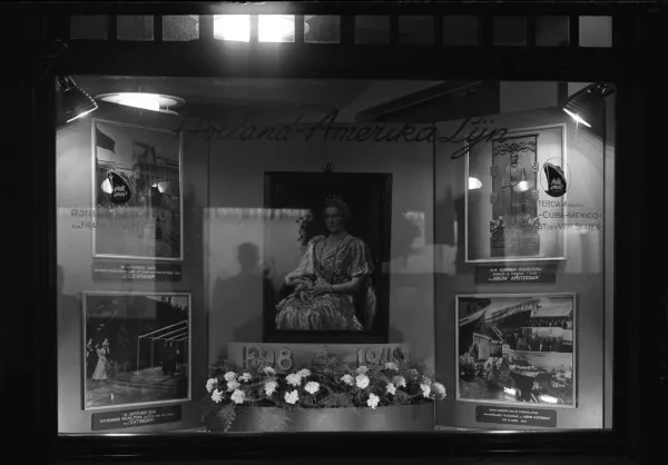 Afbeelding uit: september 1948. Eerbetoon aan Wilhelmina in de etalage van de Holland-Amerika Lijn, ter gelegenheid van haar 50-jarig jubileum als koningin.