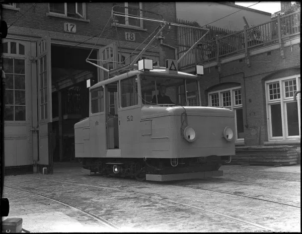 Afbeelding uit: april 1953. Een nieuwe slijpwagen rijdt de remise uit.