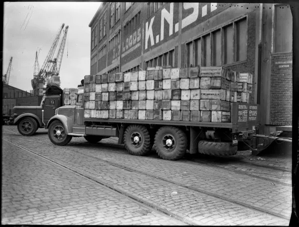 Afbeelding uit: juni 1949. Een vrachtwagen van Gebr. Heeremans groenten- & fruitvervoer bij de loods.