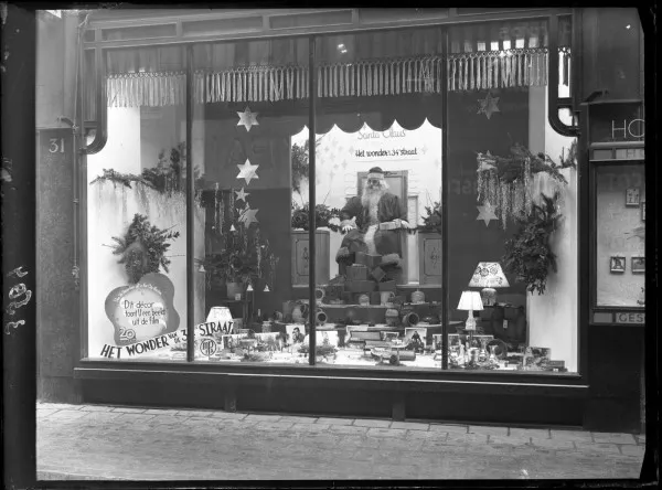 Afbeelding uit: december 1947. Etalage van Hoyng's geschenkenhuis, met reclame voor de speelfilm Het wonder van de 34e straat (Miracle on 34th Street, USA, 1947).