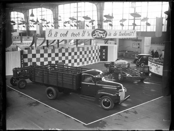 Afbeelding uit: augustus 1946. Ford-vrachtwagens op de tentoonstelling Neprofa (Nederlandse producten en hun fabricage).
