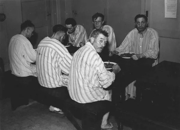 Afbeelding uit: november 1947. Daklozen aan het avondeten. Een deel van de voormalige brouwerij was destijds in gebruik bij HvO.