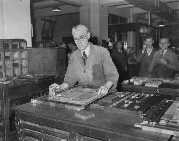 Afbeelding uit: oktober 1951. Een zetter aan het werk in de zetterij.