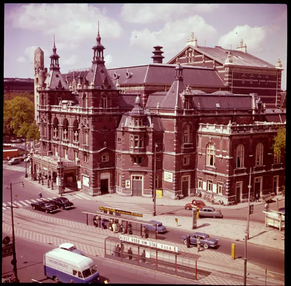 Afbeelding uit: mei 1962. Hier is het hoge toneelgebouw goed te zien.