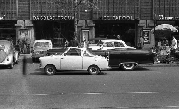 Afbeelding uit: 1958. Gevelreclames van verschillende kranten. Het autootje op de voorgrond is een Goggomobil.