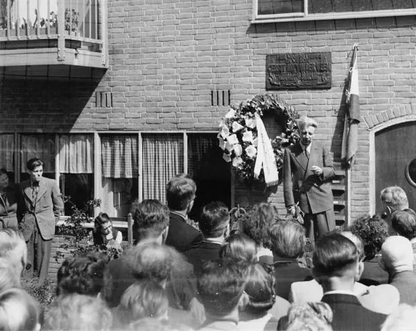 Afbeelding uit: juni 1948. Onthulling plaquette ter herinnering aan Gerrit Jan van der Veen, bij diens voormalige woning, Zomerdijkstraat 22.