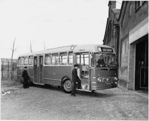 Afbeelding uit: november 1954. Een bus van het GVB rijdt aan de kant van de Beijersweg de garage in.