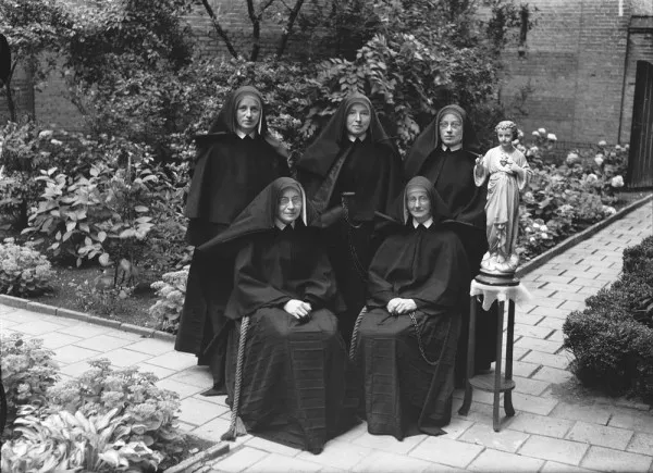 Afbeelding uit: augustus 1946. Nonnen poseren op de binnenplaats.