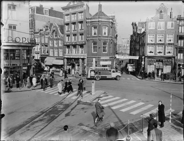 Afbeelding uit: maart 1950. In 1950 waren het plein en alle straten op de foto nog vrij toegankelijk voor autoverkeer.