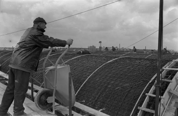 Afbeelding uit: april 1962. Het dak werd ter plekke gegoten.
