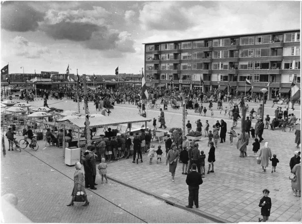 Afbeelding uit: juli 1960. Feestelijke opening van het plein, juli 1960.