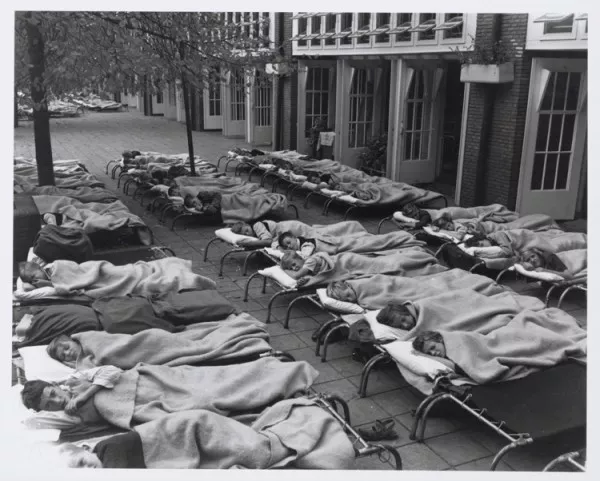 Afbeelding uit: oktober 1950. Buiten slapende kinderen.