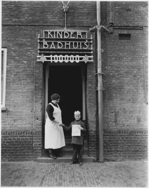 Afbeelding uit: december 1953. De zesjarige Henk Jonkman was dat jaar de honderdduizendste bezoeker van het kinderbadhuis,