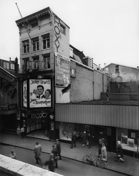 Afbeelding uit: oktober 1962. Rechts de laagbouw van V&D, links bioscoop Plaza.