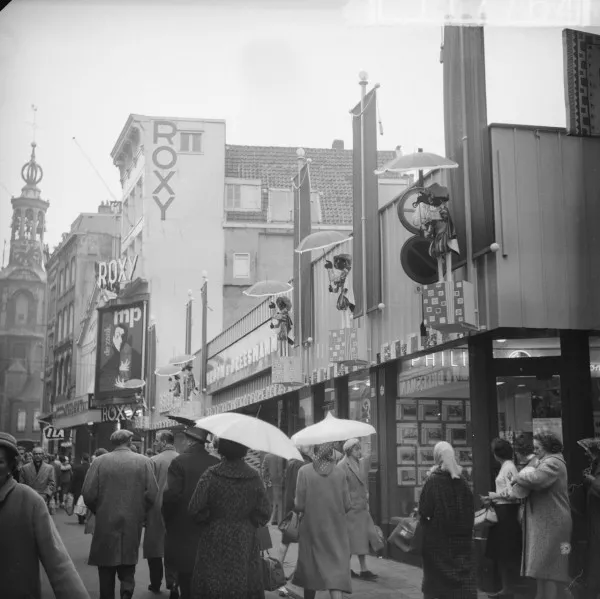 Afbeelding uit: november 1960. Tot de bouw van winkelcentrum Kalvertoren bestond 'de laagbouw van V&D', tegenover het hoofdgebouw.