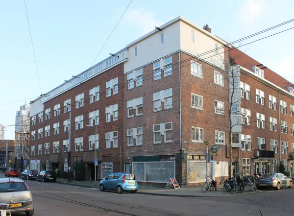 Afbeelding uit: december 2018. Gaaspstraat (rechts) - Lekstraat. Op de hoek het verlaten café De Plek.