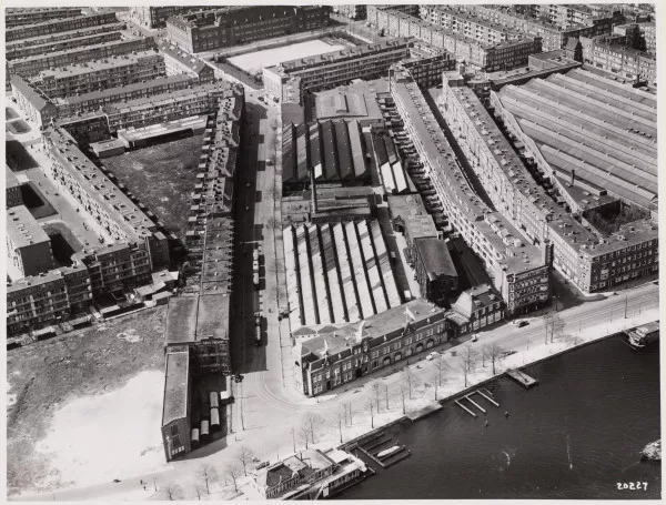Afbeelding uit: april 1939. Hier is te zien hoe het complex langs het voormalige fabriekscomplex van autofabrikant Spijker (gesloten 1927) aan de Trompenburgstraat slingert. Rechts aan de Amsteldijk is de ingang van de Kromme-Mijdrechtstraat.
Bron afbeelding: SAA, bestand A04139001161.