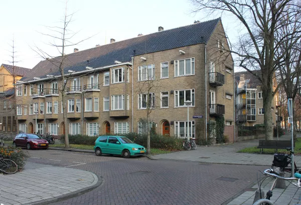 Afbeelding uit: december 2018. Bejaardenwoningen Dintelstraat / Uiterwaardenstraat (1937).