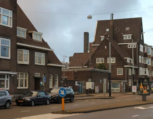 Afbeelding uit: december 2018. Amsteldijk. De woonhuizen links en rechts, ook in de stijl van de Amsterdamse School, die niet bij de remise horen, zijn ontworpen door J.G. Boterenbrood.