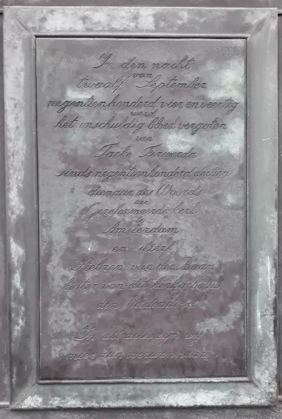 Afbeelding uit: december 2018. Een plaquette naast de ingang herinnert aan Taeke Ferwerda en Siebren van der Baan, predikant en koster van de kerk, die in september 1944 door de bezetter werden vermoord.