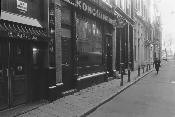 Afbeelding uit: januari 1987. Het restaurant Kong Hing was al enige tijd verdwenen maar de gevelreclame hing er nog.