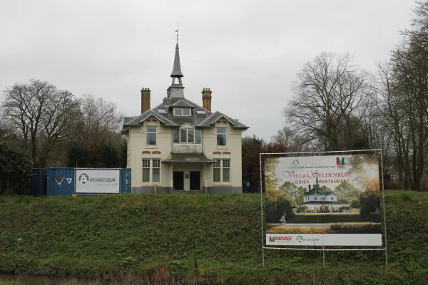 Afbeelding uit: januari 2019. Sinds 2017 is het gebouw weer zichtbaar vanaf de Haarlemmerweg. Rechts een bord over de verbouwingsplannen, nog met de later ingetrokken naam Seldenrust.