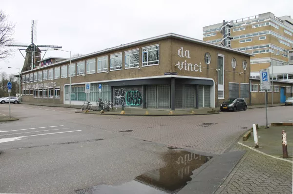 Afbeelding uit: januari 2019. Rechts de Den Brielstraat. Op de achtergrond rechts de hoogbouw uit 1972 en links molen De Bloem.