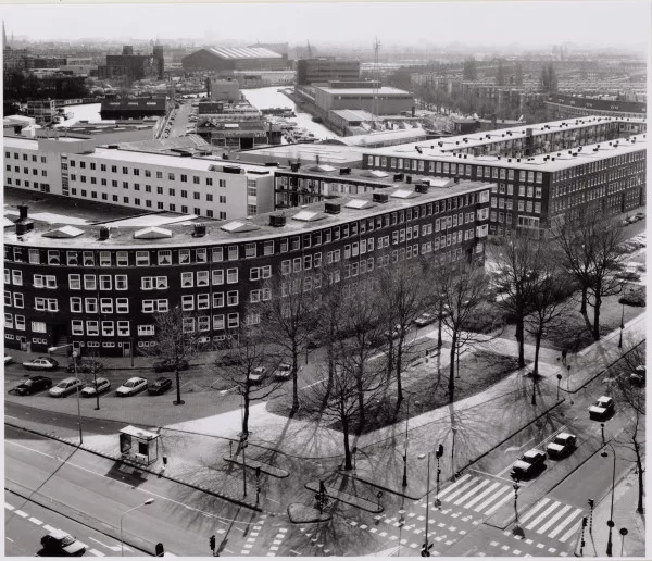 Afbeelding uit: maart 1992. Foto gemaakt vanaf het dak van het Postbankgebouw.
Bron afbeelding: SAA, bestand 010122030238.