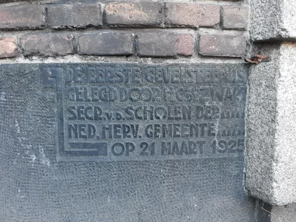Afbeelding uit: januari 2019. "De eerste gevelsteen is 
gelegd door HC de Zwart 
secr. v.d. scholen der
Ned.Herv. Gemeente
op 21 maart 1925"