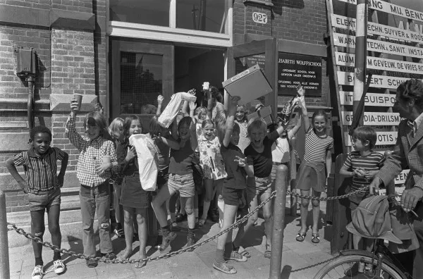 Afbeelding uit: juni 1973. Bij het begin van de grote vakantie. De school was destijds nog een openbare lagere school.