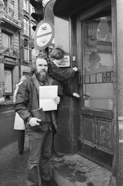 Afbeelding uit: december 1970. Krakers betreden het leegstaande bankkantoor - met schriftelijke toestemming.
