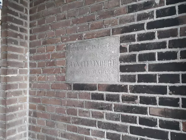 Afbeelding uit: februari 2019. Gedenksteen in het portiek. "Eerste steen gelegd door den heer Jan Cleijndert op den 13 juni 1891."