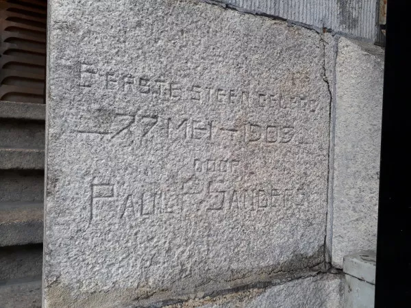 Afbeelding uit: februari 2019. Gedenksteen rechts van de ingang.
"Eerste steen gelegd/ 27 mei 1903/ door/ Paul Sanders".
Paul F. Sanders (geb. 1891) was het jongste kind van opdrachtgever Benjamin Sanders.