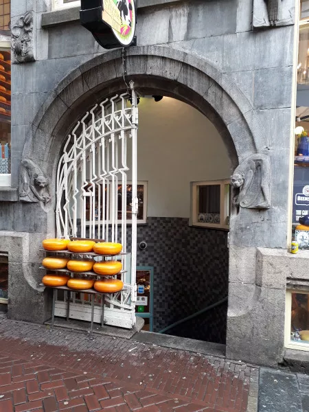 Afbeelding uit: februari 2019. De ingang van de bierkelder, in de Oudebrugsteeg.