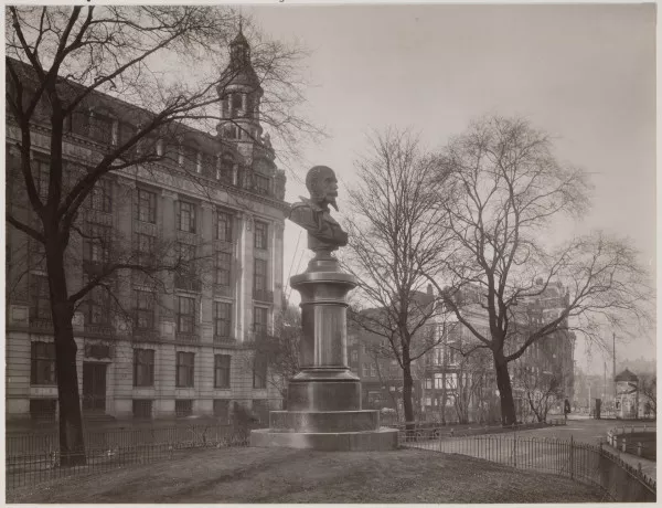 Afbeelding uit: circa 1930. Het beeld op de oorspronkelijke locatie, in het Prins Hendrikplantsoen.
Bron afbeelding: SAA, bestand OSIM00003001402.