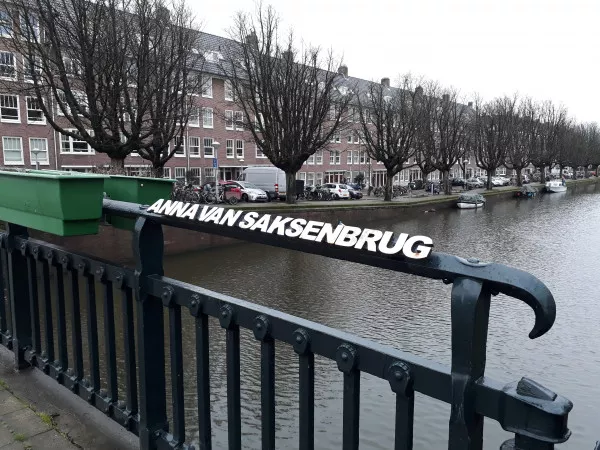 Afbeelding uit: februari 2019. Helaas is hier niet de typisch Amsterdamse brugletter toegepast.
