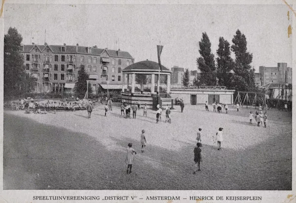 Afbeelding uit: circa 1925. Het speelterrein. De muziektent werd in 1922 gebouwd.
Bron afbeelding: SAA, bestand PRKBB00231000003.