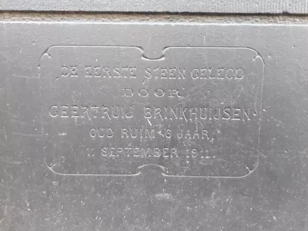Afbeelding uit: februari 2019. "De eerste steen gelegd
door
Geertruij Brinkhuijsen
oud ruim 6 jaar.
11 september 1911."